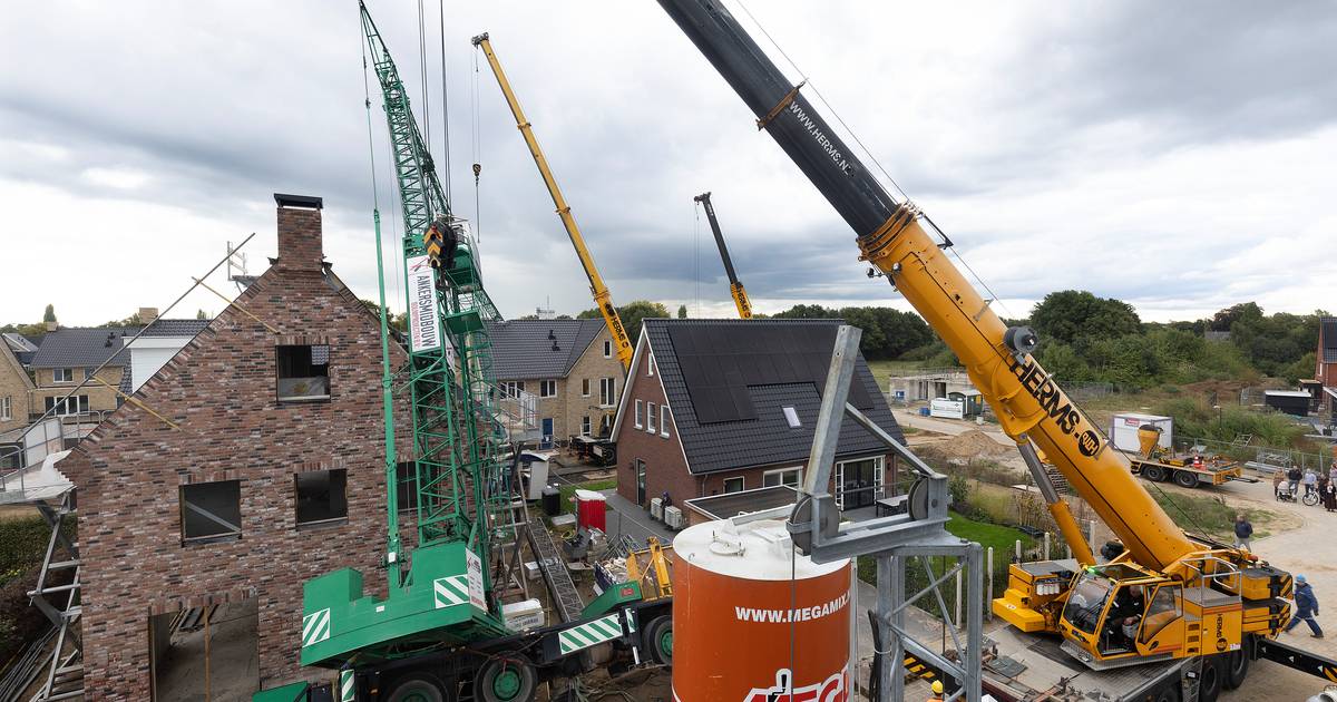 Doetinchem vraagt aannemer om opheldering over gekantelde hijskraan: ‘We houden vinger aan de pols’.