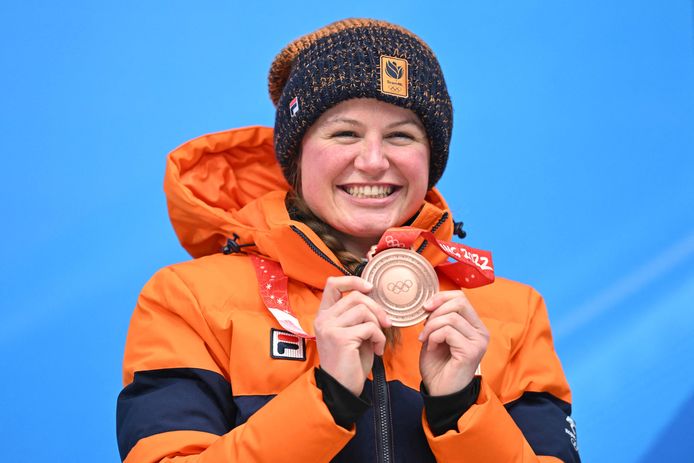 Kimberley Bos glundert na het ontvangen van haar bronzen medaille.