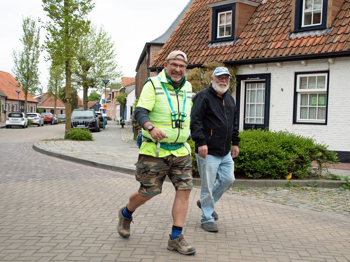 Ab Reuling (links) uit de Achterhoek gaat na het rustmoment in Retranchement weer op pad voor de 24 Uur Oostburg, samen met Jan Engelen uit Middelburg.