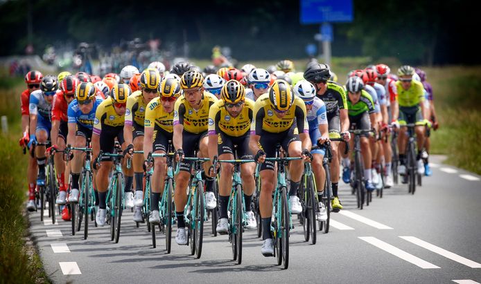 Het peloton van de ZLM Tour 2019 trekt door het Zeeuwse land.