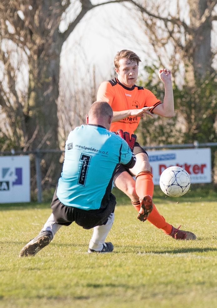 Wolfaartsdijk (oranje shirts) speelde zaterdag met 3-3 gelijk tegen Hoedekenskerke/Kwadendamme.