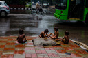 Kinderen spelen op straat in New Delhi