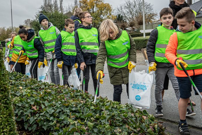 De tienjarige Bas met zijn klas op zwerfvuiltocht.