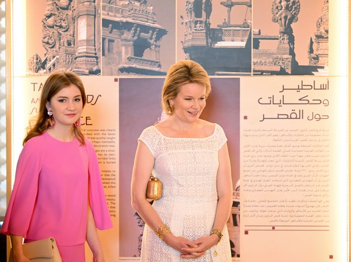 Prinses Elisabeth en koningin Mathilde komen aan op de tentoonstelling in paleis Empain in Caïro, waar de tentoonstelling plaatsvindt
