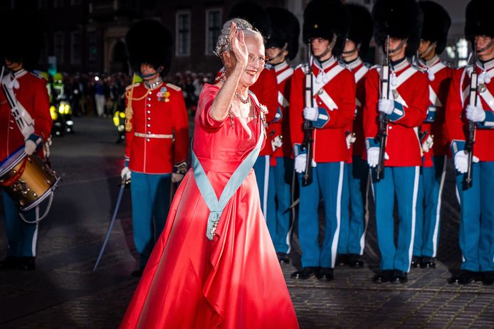 Koningin Margrethe II van Denemarken komt aan bij de commandovoorstelling in het Deense Koninklijk Theater ter gelegenheid van de 50e verjaardag van haar troonsbestijging in Kopenhagen in Denemarken.