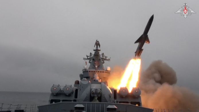 De Russische marine vuurt een raket af tijdens de oefeningen in de Beringzee.