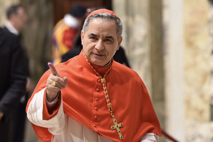 De vorig jaar ontslagen kardinaal Giovanni Angelo Becciu wordt in verband gebracht met een omstreden vastgoeddeal in Londen.