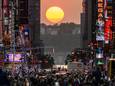 De zon gaat onder tussen de straten van Manhattan. 'Manhattenhenge’ is te zien in mei en juli.