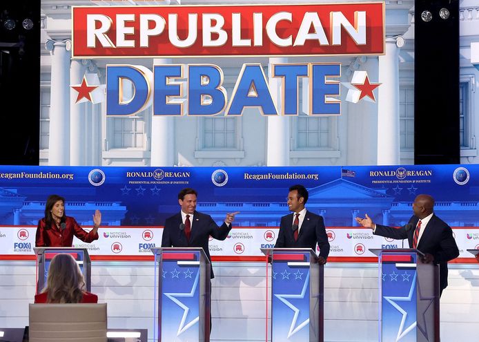 Enkele van de Republikeinse presidentskandidaten die meededen aan het debat. Vlnr: Nikki Haley, Ron DeSantis, Vivek Ramaswamy en Tim Scott.