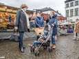 Vicepremier De Sutter en Groen Aalst delen regenboogbadges uit op zaterdagmarkt