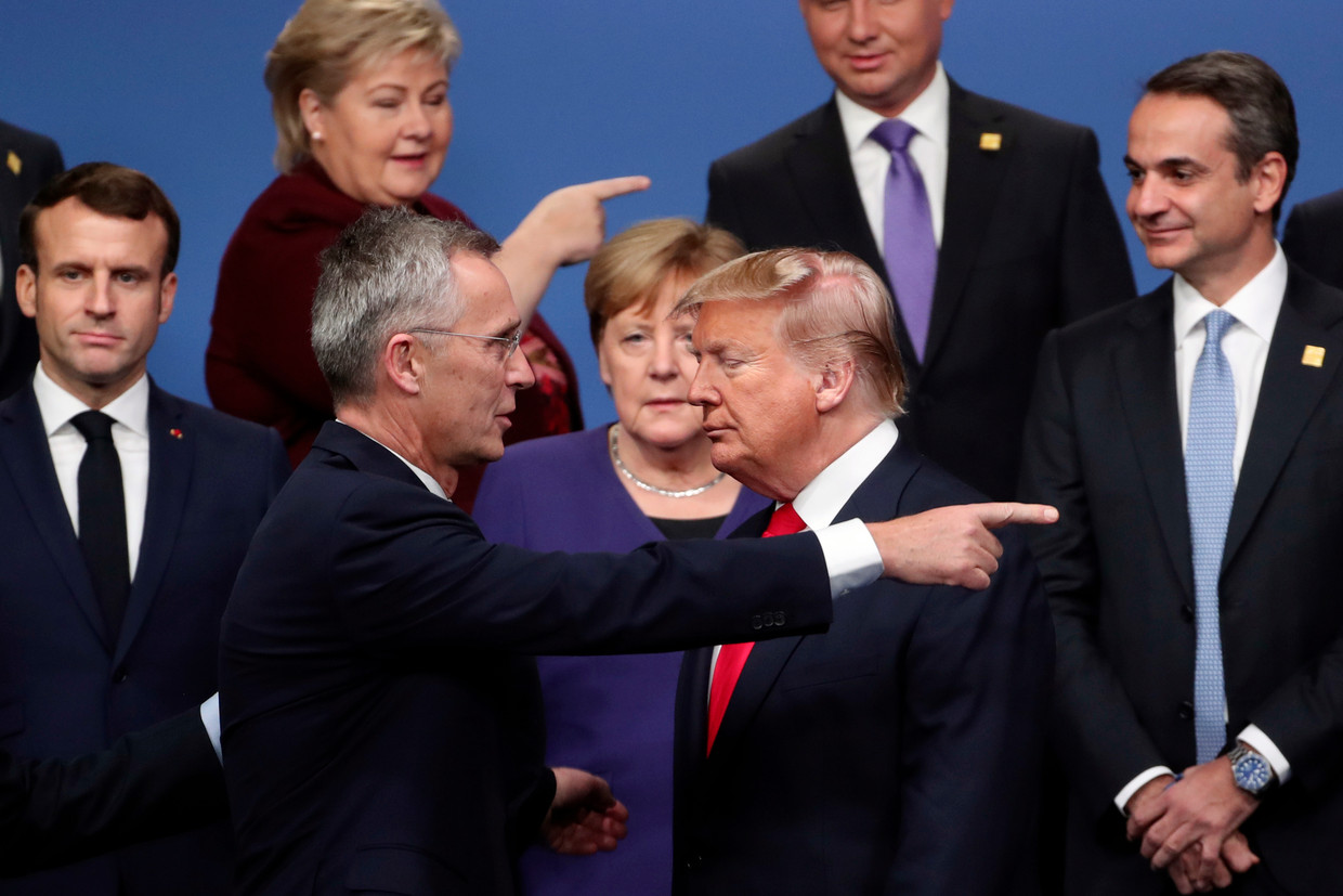 Een chaotisch groepsfoto-moment met Navo-secretaris-generaal Stoltenberg (l) en oud-president van de VS Trump, tijdens een Navo-top in 2018. Beeld AP