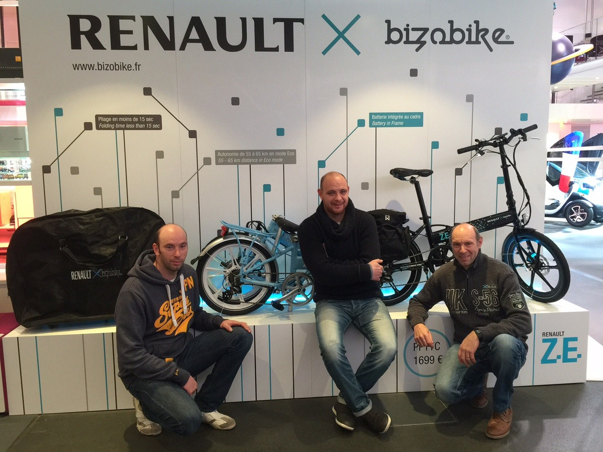 Christophe, Bjorn en Michel Branders bij hun bike.