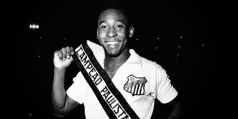 De jonge Pelé bij Santos, de club van zijn hart. Beeld RV Netflix