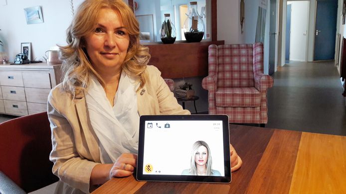 Sevilay Luiken-Dalli in haar dagopvangruimte IMEAN met een tablet waarop de persoonlijk assistent Anne oudere migranten gaat helpen.