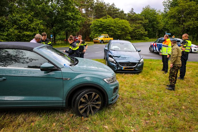 Twee auto's zijn met elkaar in botsing gekomen op de Garderenseweg in Uddel.