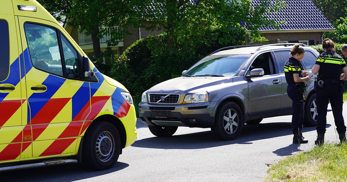 Wielrenner gewond bij botsing tegen auto in Chaam, met spoed naar het ziekenhuis.