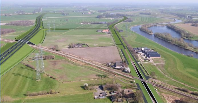 Nieuw tracé N340 met links het spoorviaduct en rechts de toekomstige tunnel op het huidige tracé van de N340.