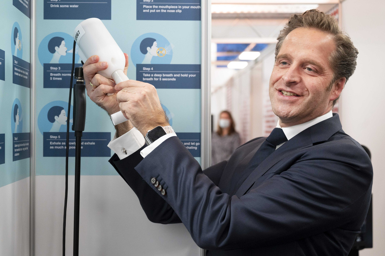 Demissionair minister Hugo de Jonge (Volksgezondheid) tijdens een inlichting over de SpiroNose. Beeld ANP