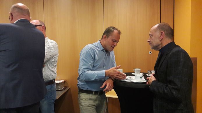 Projectleider Patrick Ypelaar van de gemeente Kerkrade in gesprek met bibliotheek-directeur Luc Pruyn (rechts)