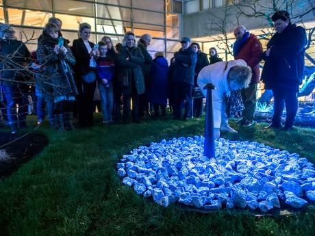 Tijdelijk holocaustmonument onthuld in binnentuin De Nieuwe Veste in Breda