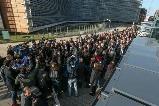 Een tweehonderdtal Catalaanse burgemeesters arriveert voor het gebouw van de Europese Commissie in Brussel.