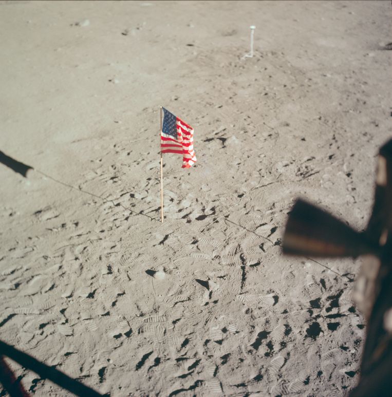 De vlag van de Verenigde Staten op de maan. Waarom wappert die? Beeld Nasa