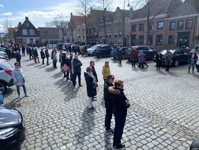 Mensen brengen laatste groet aan omgebrachte Ichelle van de Velde, ‘Ze ...