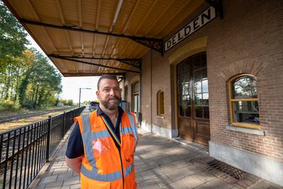 Een stukje 1865 langs de spoorlijn Zutphen-Hengelo: NS herstelt station Delden in oude luister