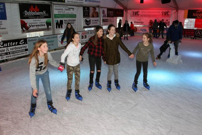 Hand in hand schaatsen deze meisjes een rondje op de piste.