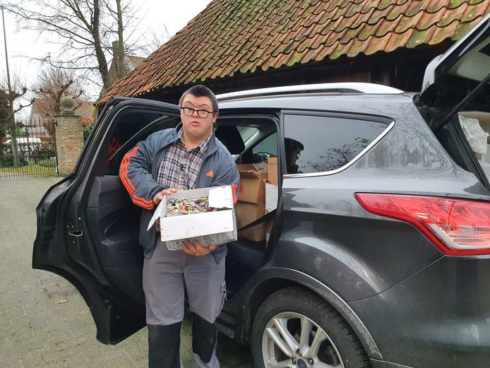 Thijs Brosens ging woensdag samen met zijn vader Jan voor de eerste keer naar Van den Broeck Recycling in Oud-Turnhout. Hij bracht er maar liefst 840 kilogram blikjes en dopjes binnen en kreeg daarvoor zo'n 500 euro.