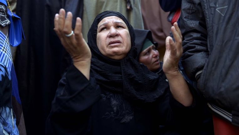Vrouw bidt voor de ter dood veroordeelden in Egypte Beeld AFP