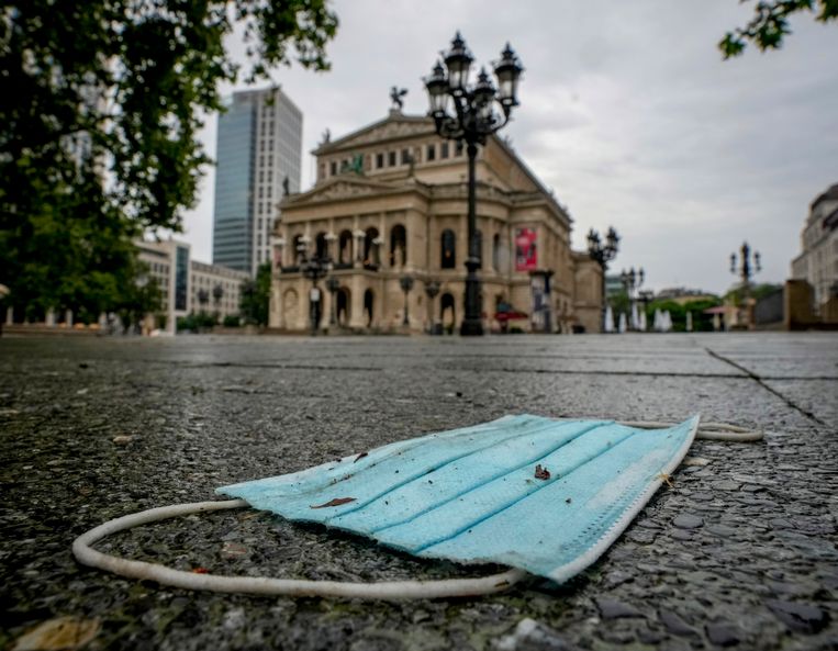 Een mondkapje in Frankfurt, Duitsland. Beeld AP