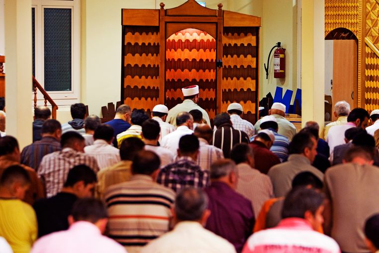 Moslims nemen deel aan het gebed in de Aya Sofia moskee in Amsterdam. Beeld ANP