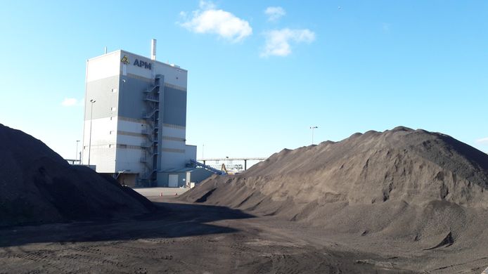APM in Bergen op Zoom is een van de 35 asfaltcentrales in Nederland waar oud asfaltgranulaat wordt verwarmd om gerecycled te worden.