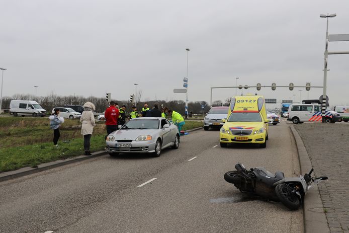 De bestuurster van de scooter raakte gewond.
