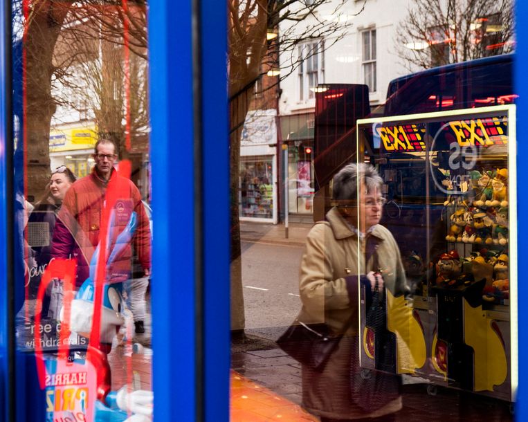 De hoofdstraat van Skegness, Lumley Road. De winkeliers krijgen geld om hun gevels te verfraaien. Beeld Carlotta Cardana