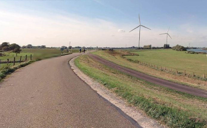 Een realistisch beeld van de windmolens, vanaf de dijk aan de Doornenburgse zijde. De windmolens staan hier hemelsbreed respectievelijk 1200 en 1800 meter vandaan