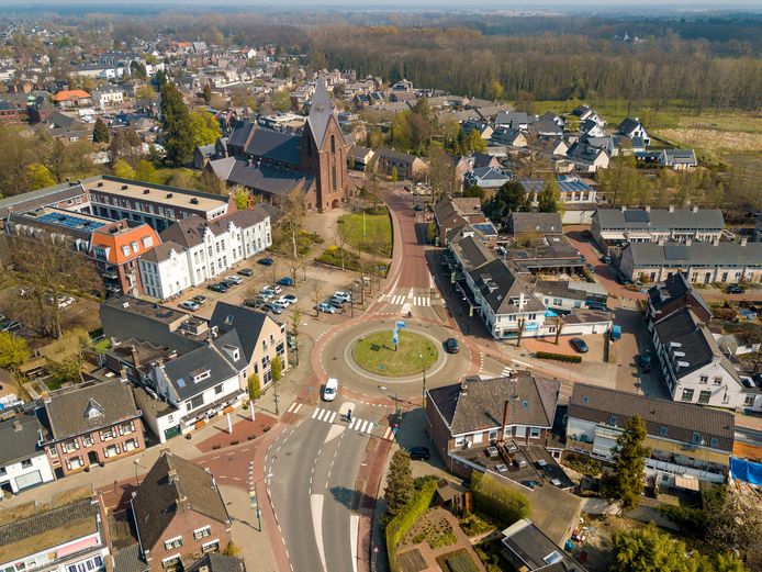 De rotonde in Heeze krijgt volgende week aan de kant van restaurant China Garden een extra doorsteek voor fietsers.