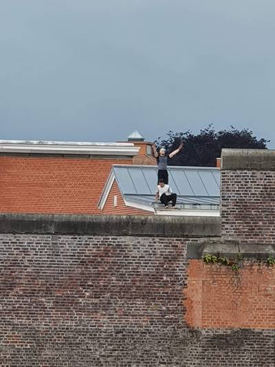 Deux détenus grimpent sur le toit de leur prison en Flandre