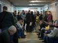 Dans un hôpital de Kiev, de jeunes hommes attendent l'examen médical devant déterminer s'ils sont soumis à la conscription.