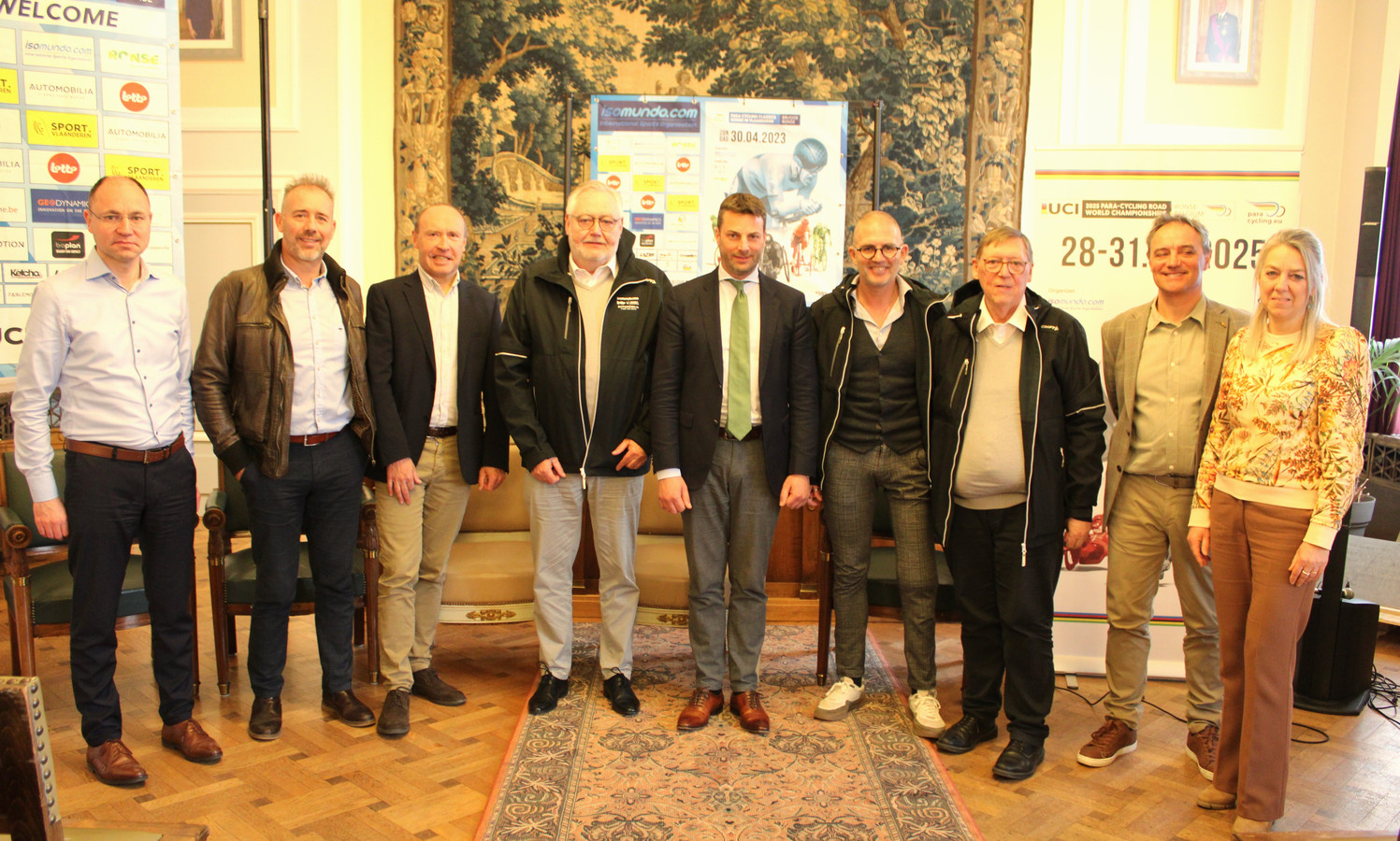 Paracycling Classics Ronde in Vlaanderen finisht op Grote Markt van ...