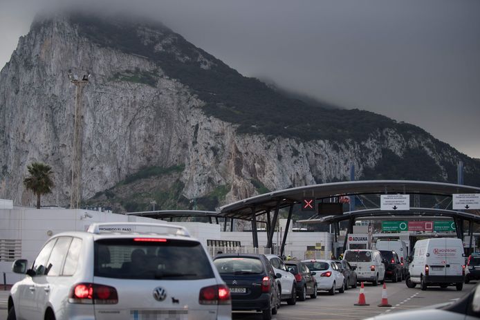 Archiefbeeld: file aan de grens tussen Spanje en Gibraltar