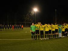 Voetbalclub SSS'18 herdenkt overleden trainer Maarten (28): 'Heb een uur lopen janken tijdens de afscheidsdienst’