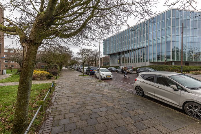 Voor nieuwbouwplan Weezenlanden-Noord (links) worden parkeerplaatsen aan de Schuurmanstraat geschrapt.