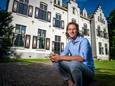 De 25-jarige Caspar Altena voor het karakteristieke pand van landgoed De Wildbaan.