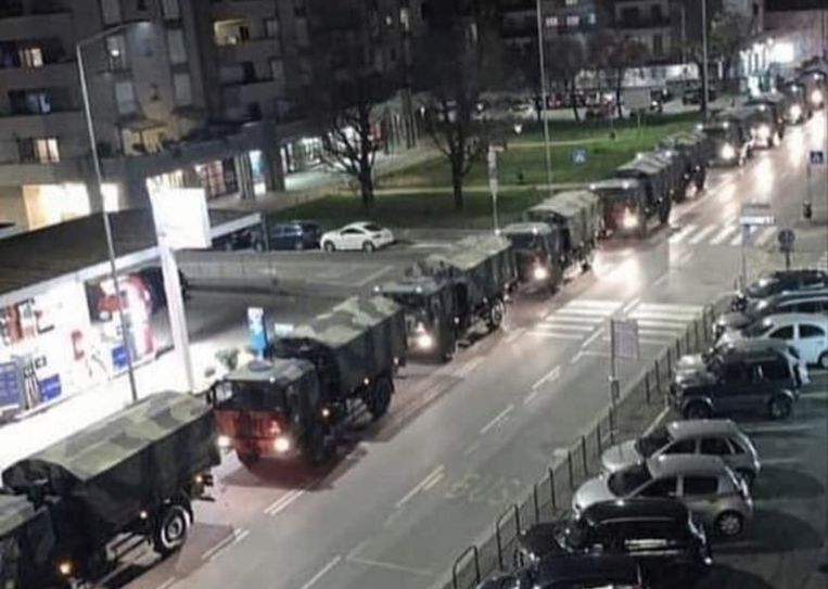 Indrukwekkende colonne legertrucks voert doodskisten weg in ...