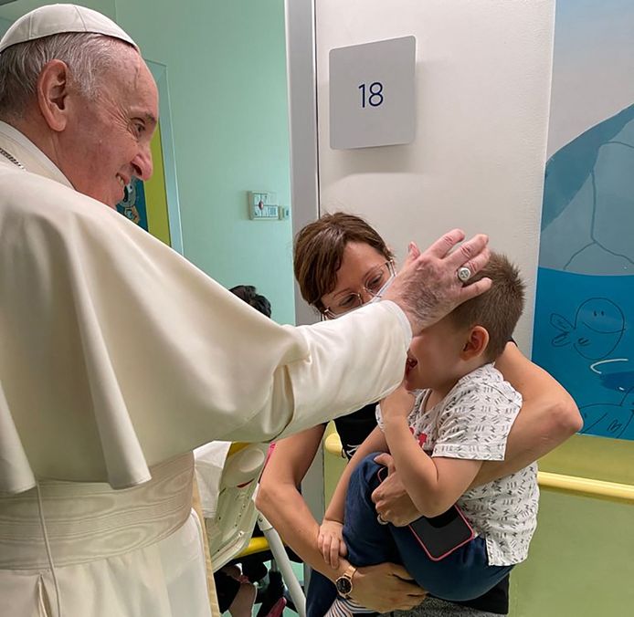 De Paus bezoekt de kinderafdeling in het universitair ziekenhuis Gemelli.