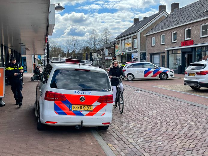 Op kledingzaak Inverno in Someren werd donderdagmiddag een gewapende overval gepleegd. De daders zijn spoorloos.