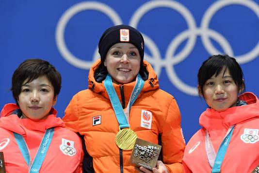 Van links naar rechts, het podium van de 1000 meter voor vrouwen: Nao Kodaira (zilver), Jorien ter Mors (goud) en Miho Takagi (brons).
