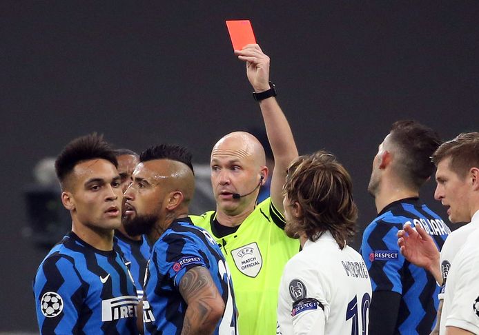 Vidal verontwaardigd over z'n rode kaart.